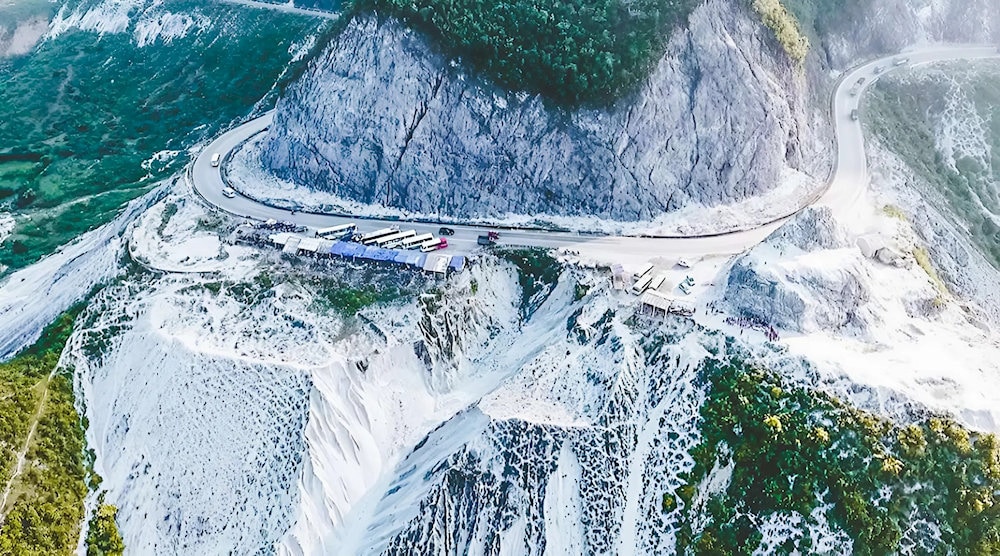 The majestic scenery at Thung Khe Pass